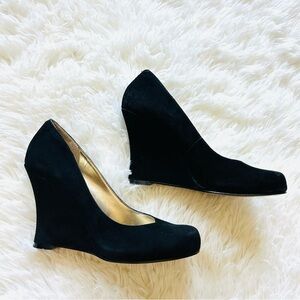 Women Nine West Black Wedge Suede Shoes Size 5 classic closed-toe elegant design